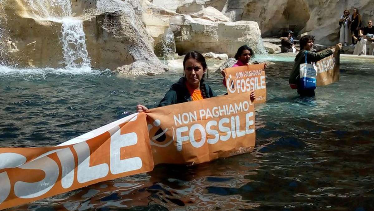 „Letzte Generation“ in Rom: Aktivsten färben Wasser im Trevi-Brunnen
