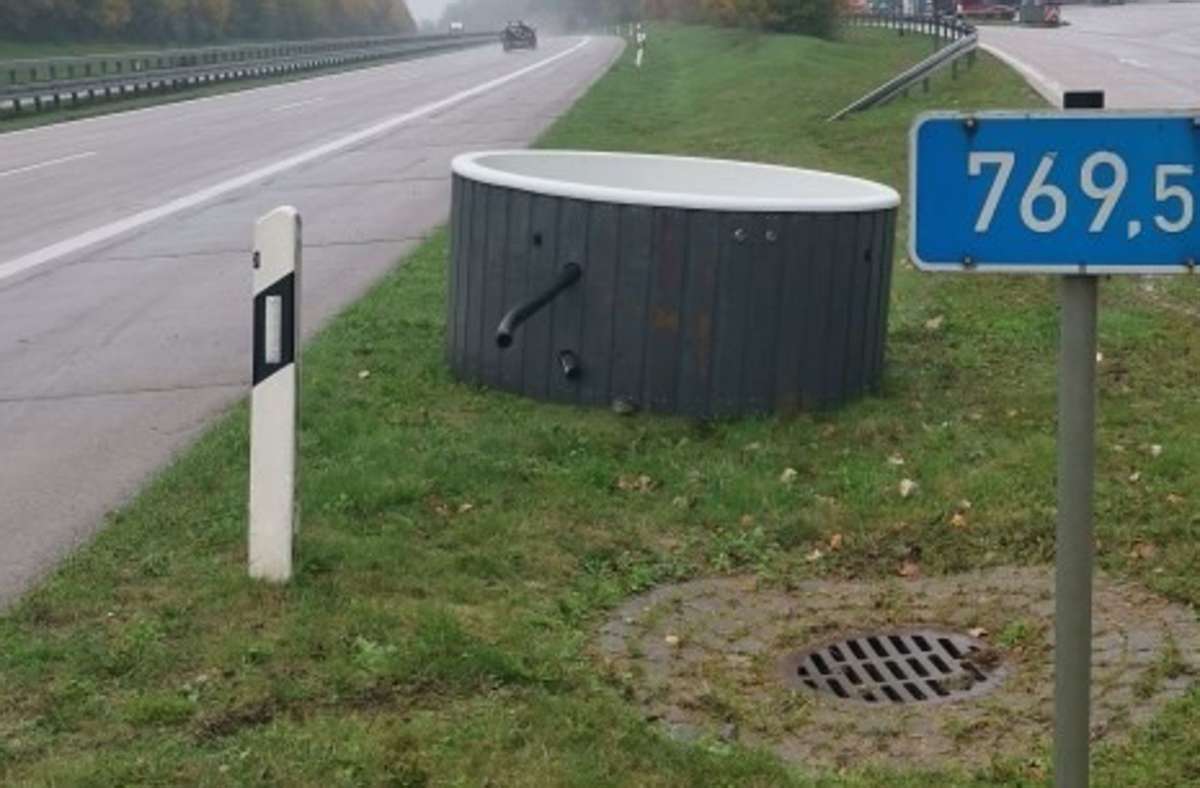 Vorfall auf A7 bei Ellwangen: Autofahrer verliert Whirlpool mitten auf der Autobahn