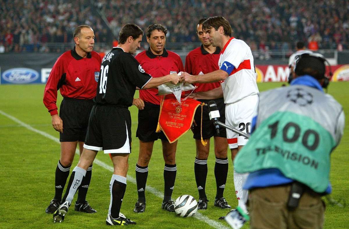 Die beiden Kapitäne Zvonimir Soldo und Roy Keane bei der Platzwahl vor der Begegnung.