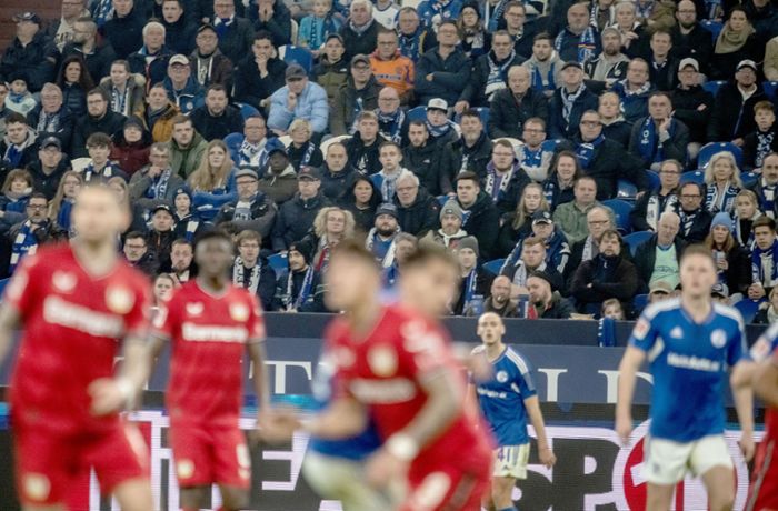 Schalke 04 gegen Bayer Leverkusen: Zuschauer bei Bundesligaspiel verstorben