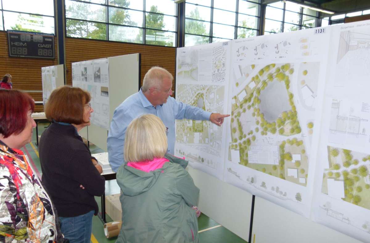 Gerne erklärte Bürgermeister Wolfgang Lahl interessierten Mitbürgerinnen die Pläne zum neuen Bürgerhaus Foto: Holger Schmidt