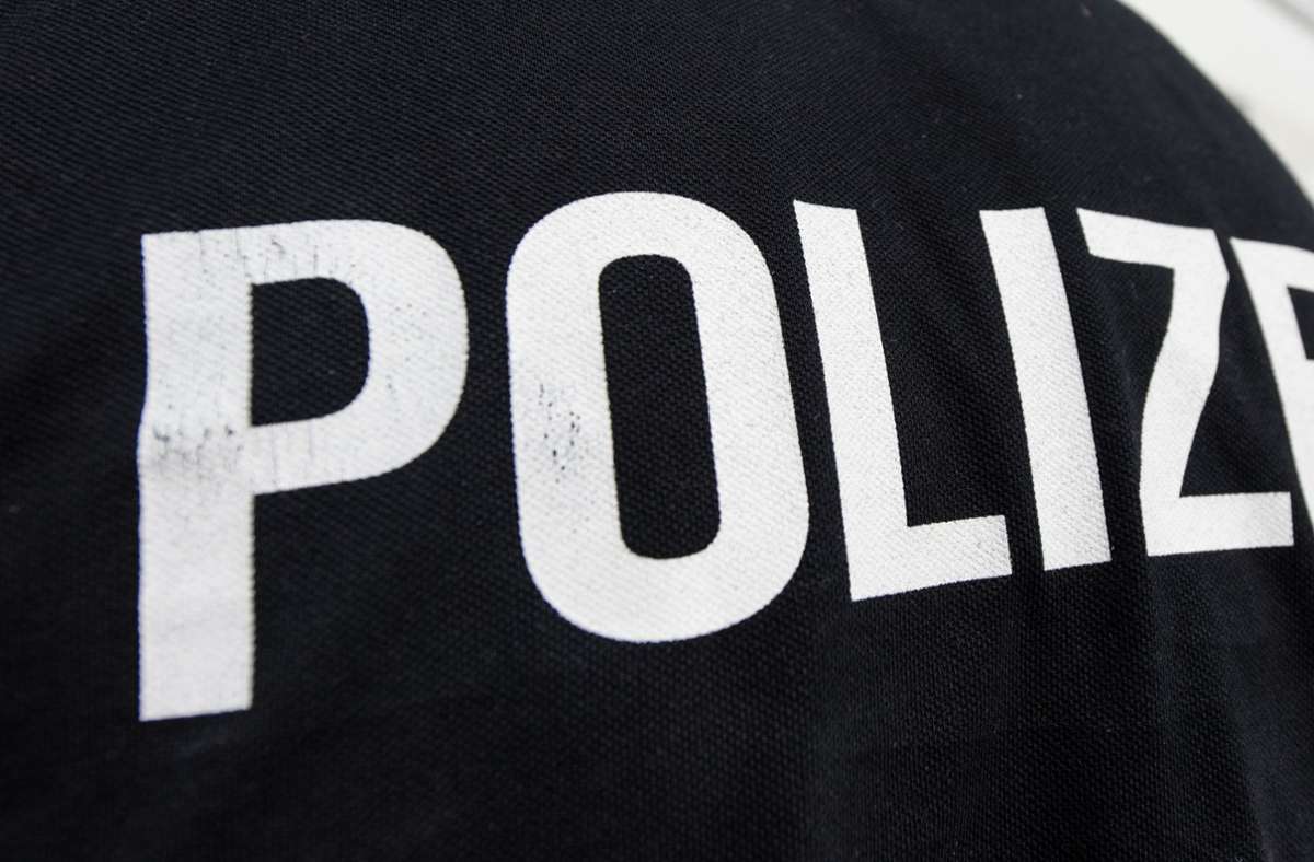 Vorfall in Herrenberg: 32-Jährige bewirft Polizisten mit Mikrowelle