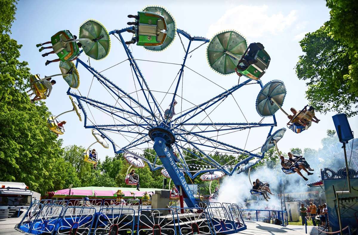Das Pfingstfest ist eine Traditionsveranstaltung. Im  Vergnügungspark sorgen Fahrgeräte für Nervenkitzel.