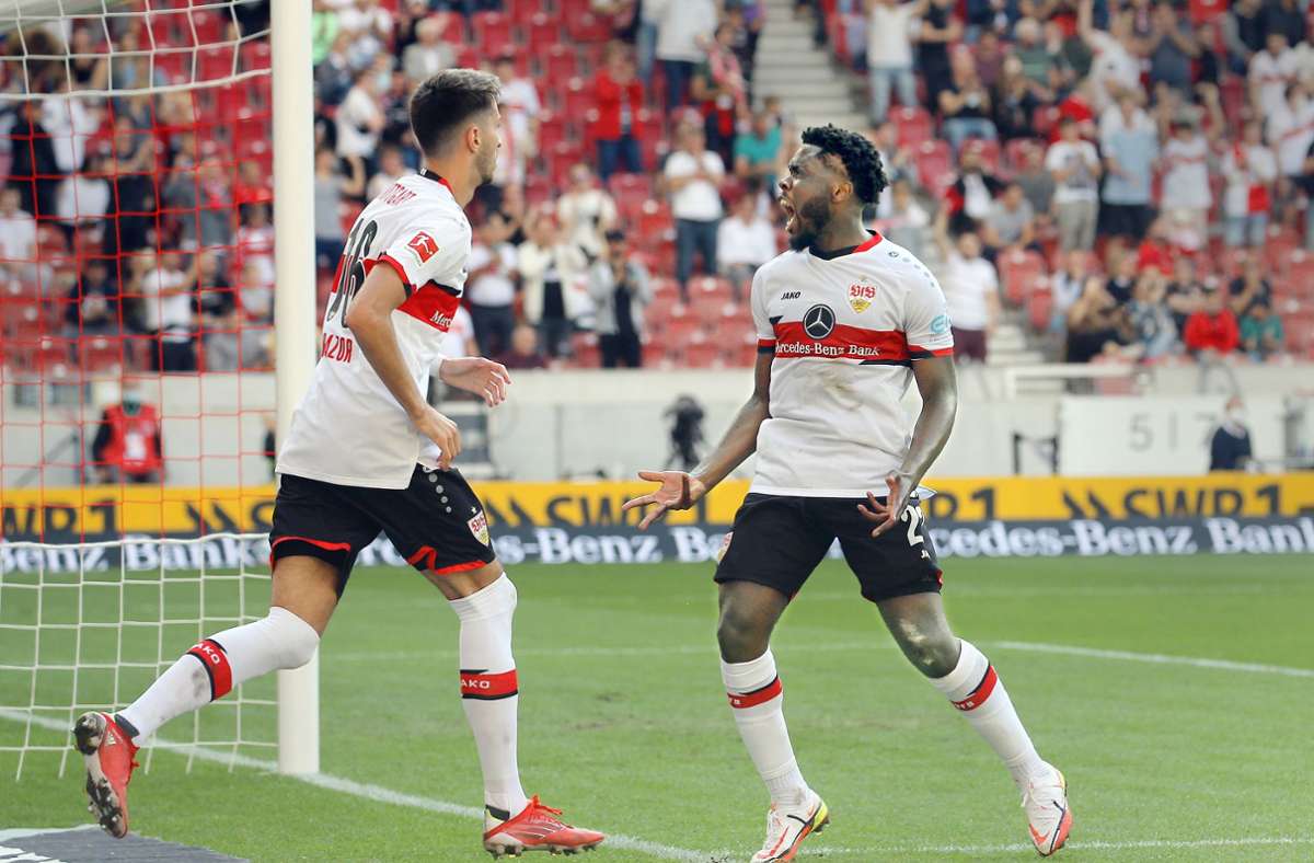 Orel Mangala (re. neben Atakan Karazor) bejubelt seinen Treffer gegen Bayer Leverkusen