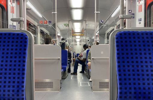 Zwei Fahrgäste sorgten in der S-Bahn in München für eine Verspätung (Symbolbild). Foto: imago images/Sven Simon/Frank Hoermann