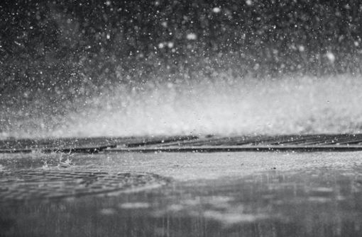 Der heftige Regen hat in Holzgerlingen womöglich einem Autofahrer in einem kritischen Moment die Sicht genommen. Foto: Unsplash/E. Mizushima