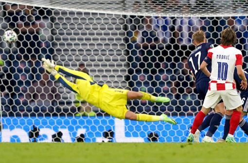 Kroatiens Luka Modric erzielt das 2:1. Foto: dpa/Andrew Milligan