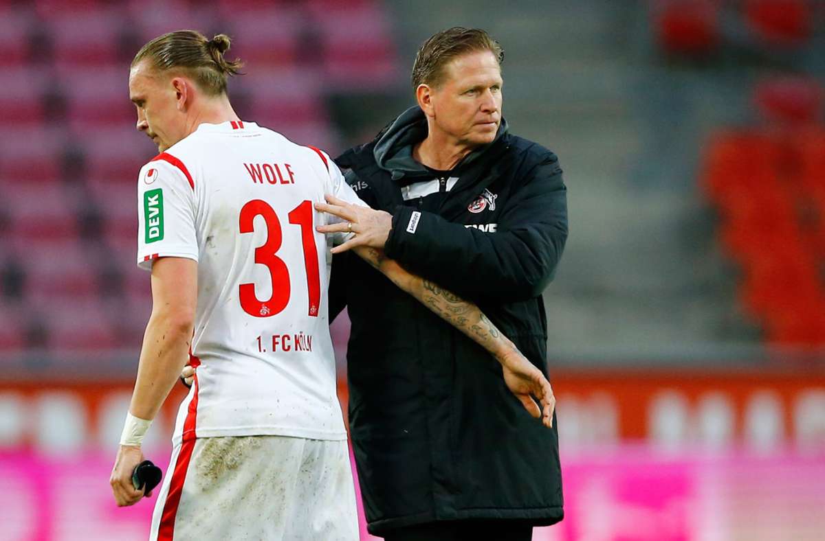 Kölns Trainer Markus Gisdol (rechts) bedankt sich nach dem Spiel bei Marius Wolf.