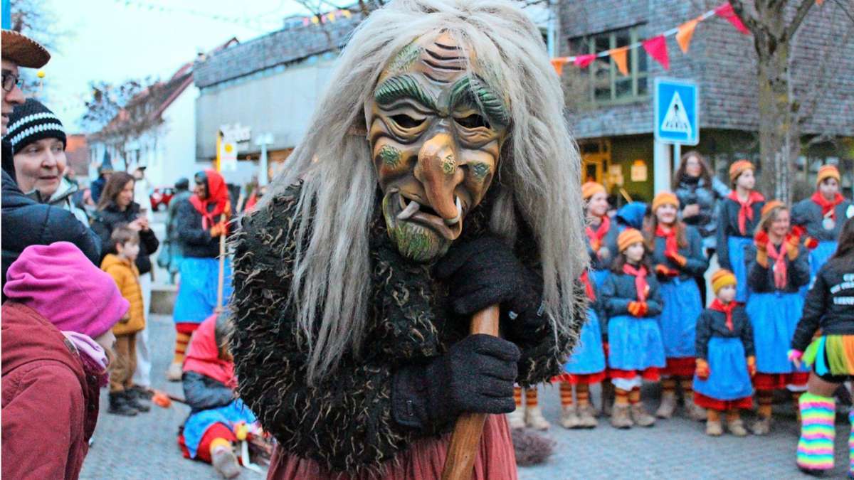 Fasnet in Musberg: Hexen und Kinder tanzen Hand in Hand