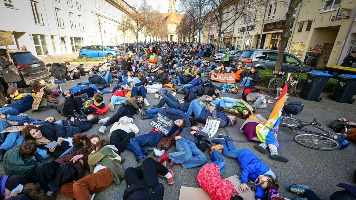 Klima-Demo in Ludwigsburg: Hunderte Menschen liegen auf der Straße