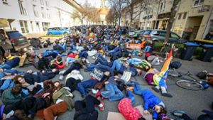 Hunderte Menschen liegen auf der Straße