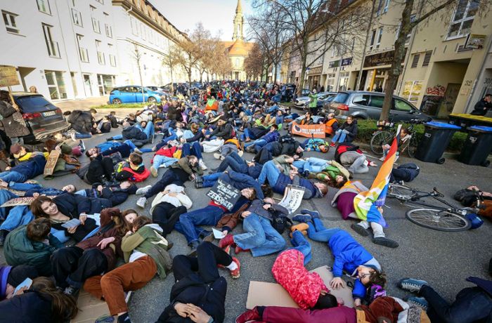 Klima-Demo in Ludwigsburg: Hunderte Menschen liegen auf der Straße