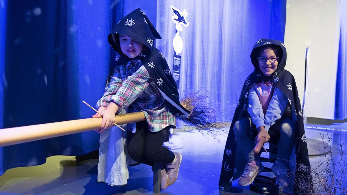 Auf den Spuren der kleinen Hexe – in der neuen Mitmachausstellung im Alten Schloss können sich Kinder der Hexenprüfung stellen.