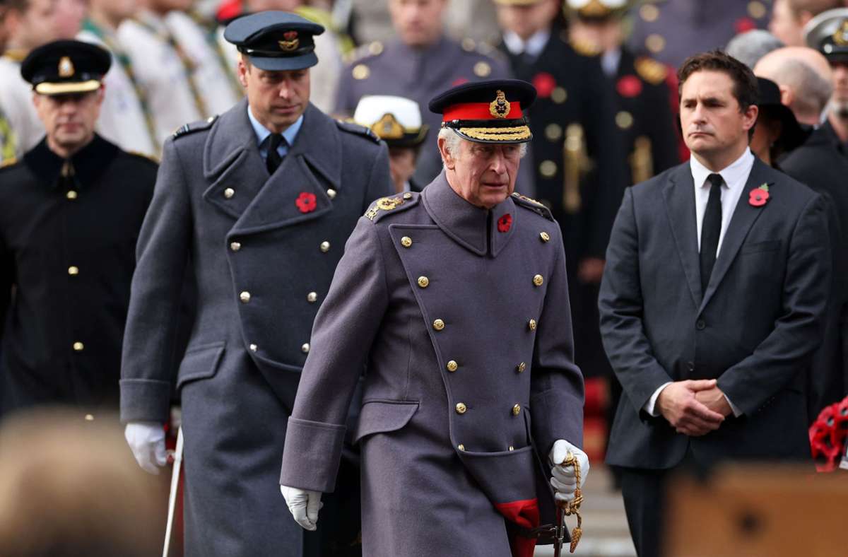 Prinz William und König Charles III. bei ihrer Ankunft zur Zeremonie anlässlich des   „Remembrance Day“