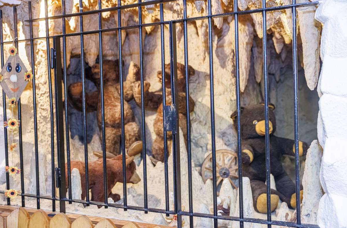 Die putzigen Stoffbären in der aus Gips nachgestellten Höhle erinnern an die historischen Bären im Böblinger Schlossgraben.