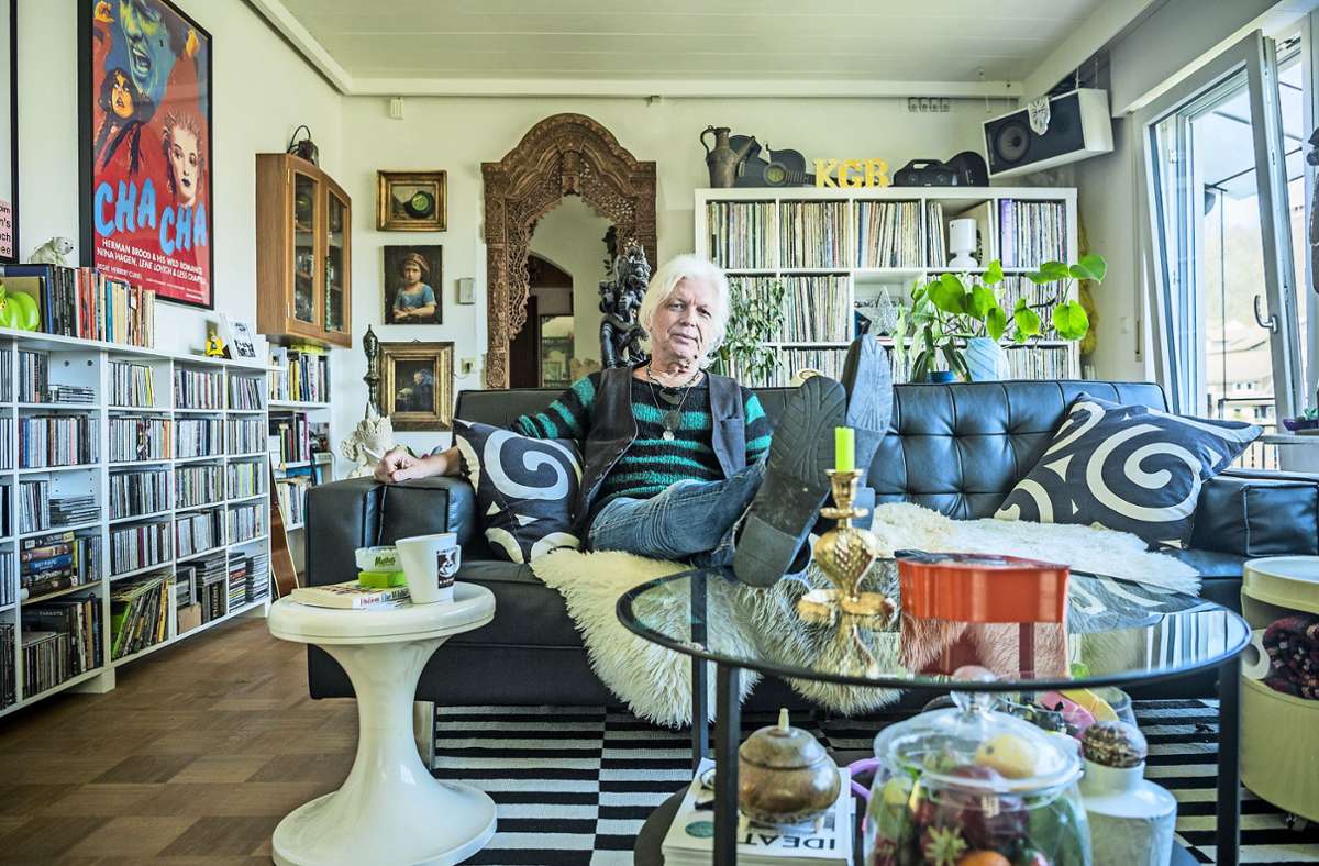 „Alles easy“: Hannes Koerber  in seinem Wohnzimmer