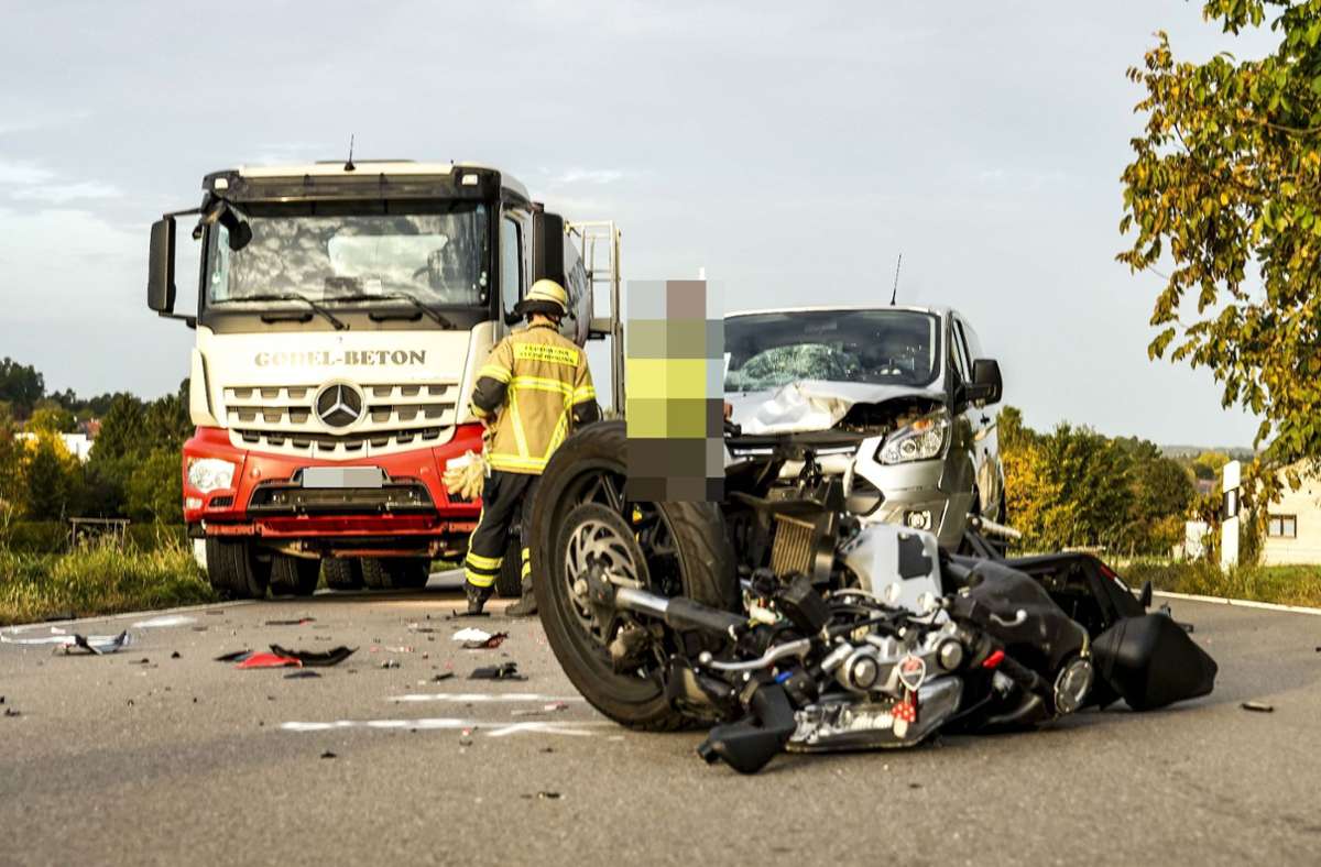 Frontalzusammenstoß bei Steinenbronn: 17-jährige Motorradfahrerin erleidet schwere Verletzungen