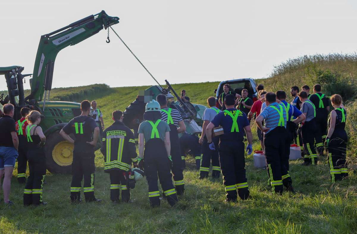 Ein 84-Jähriger ist am Samstagabend beim Mähen eines Ackers bei Herrenberg mit dem Traktor umgekippt und schwer verletzt worden. Die Feuerwehr konnte ihn bergen.