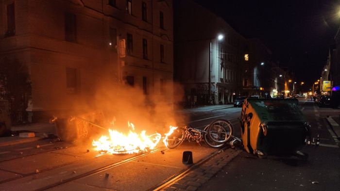 Brennende Barrikade in Leipzig –  Festnahmen in Berlin