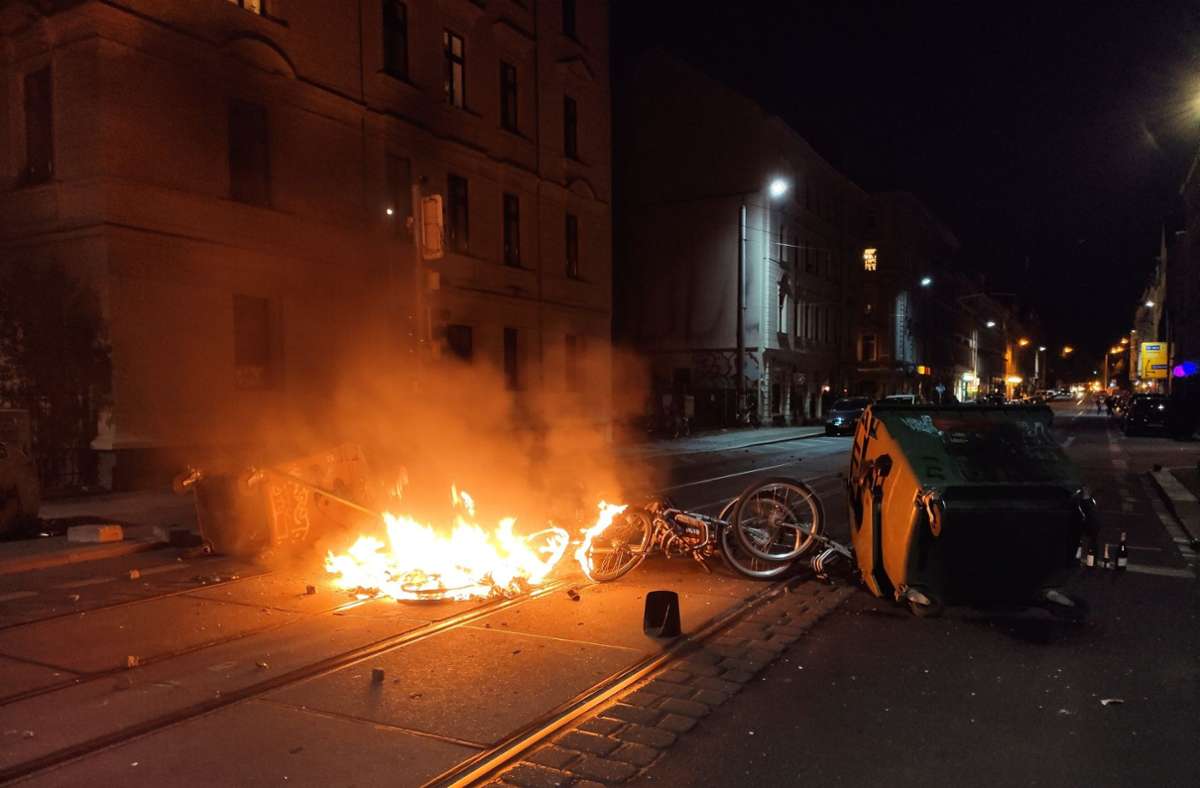 Nacht zum 1. Mai: Brennende Barrikade in Leipzig –  Festnahmen in Berlin