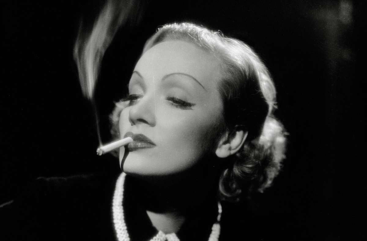 Auch Marlene Dietrich wusste – Die Femme fatale ist nur echt mit lasziv gerauchter Zigarette. Foto: imago/Cinema Publishers Collection/HA