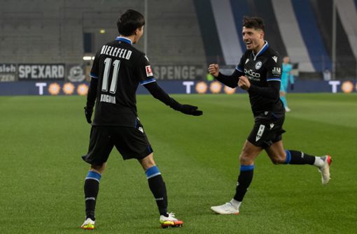 Bielefelds Torschütze Masaya Okugawa (links) feiert seinen Treffer zum 1:0 mit Alessandro Schöpf. Foto: dpa/Friso Gentsch