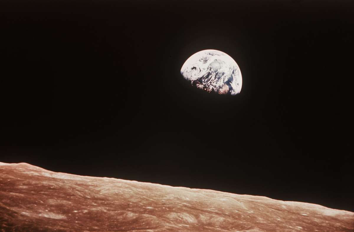 24. Dezember: Den Mond umrundet . Beim Raumflug Apollo 8 umrunden US-Astronauten erstmals den Mond und schießen unter anderem dieses Foto von der Erde. Drei Tage später sind sie zurück.