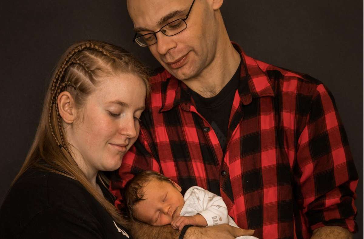 Jennifer Spohn und Jean-Michel Althans halten ihren Sohn im Arm. Die aufregende Geburt während der Autofahrt im Saukopftunnel hat das Baby nicht sonderlich beeindruckt. Foto: privat/Timo Roth