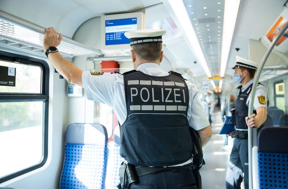 Immer wieder wird die Polizei zu Auseinandersetzungen in der S-Bahn gerufen. Foto: Stefanie Schlecht/Archiv
