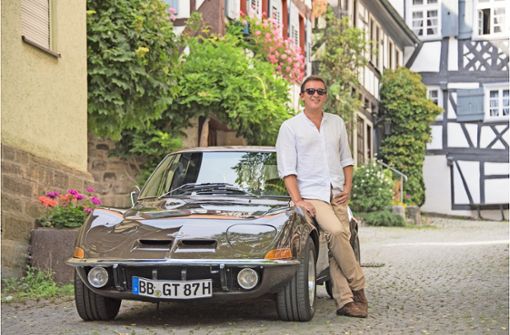 Ein Gespann wie Pech und Schwefel: Filmemacher und Filmhistoriker Mike Siegel mit seinem Opel GT.Foto: Eri Kontos Foto:  