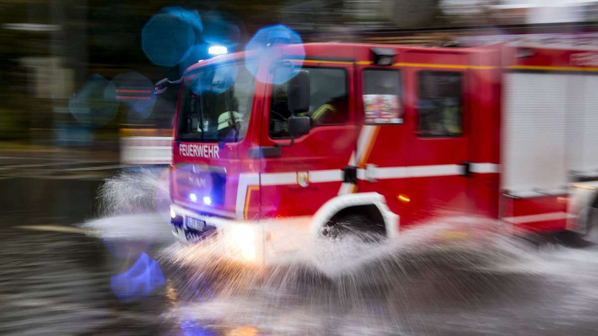 Flensburg: Ein Einsatzfahrzeug der Feuerwehr fährt am Freitag durch die Innenstadt.