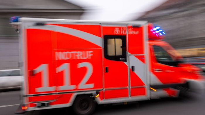 Verletzte in München: Lastwagen rammt Bus mit Grundschulkindern