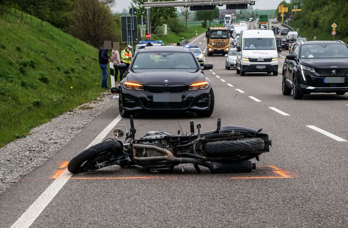 Nach einem Überholmanöver mit zu hoher Geschwindigkeit kam der Motorradfahrer mit seiner Maschine auf die Begrenzung einer Verkehrsinsel und stürzte.