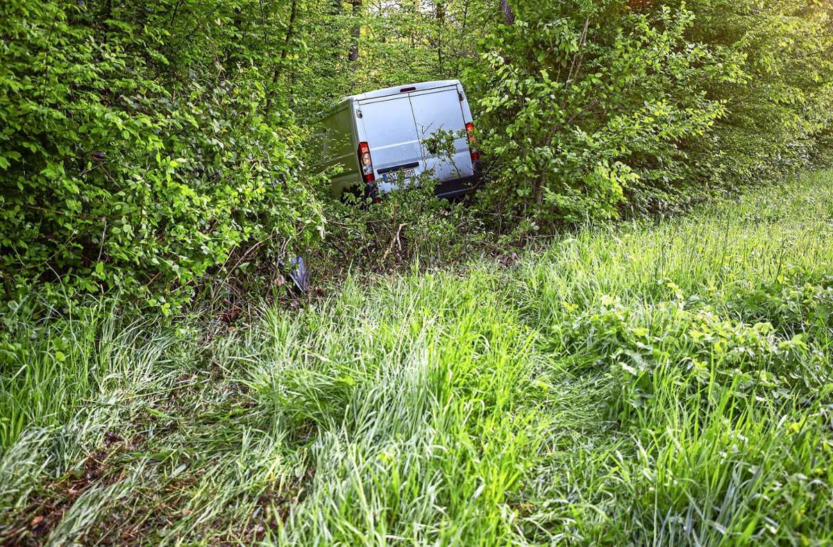 Unfall auf der L1115 bei Großbottwar: Autos landen im Wald