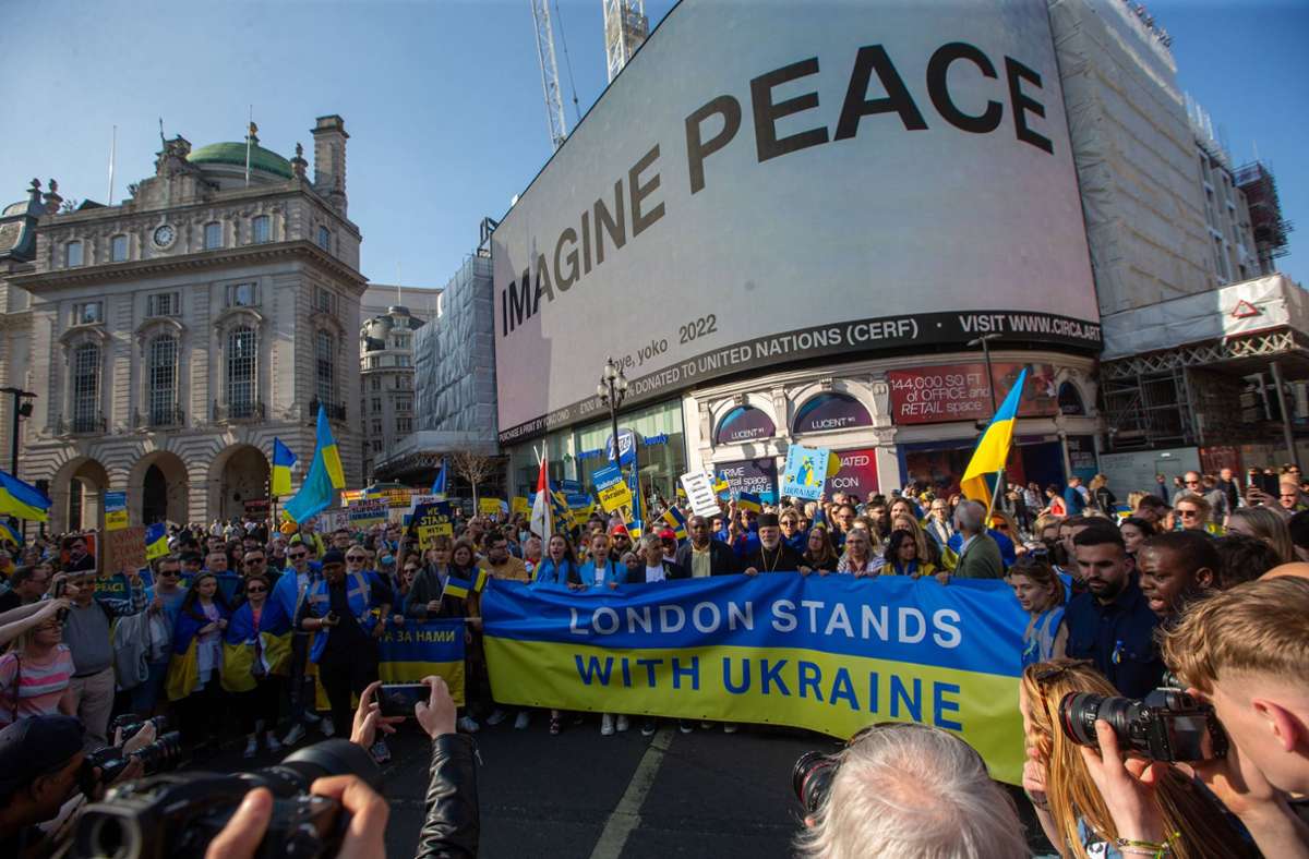 März 2022 London: Tausende demonstrieren gegen den Ukrainekrieg vor einem Kunstwerk von Yoko Ono.