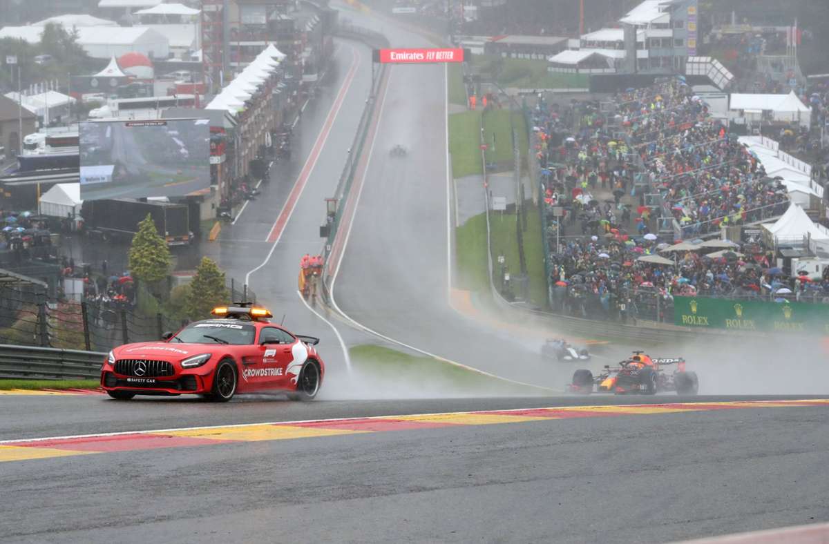 Nach drei Runden hinter dem Safety-Car von Bernd Mayländer war Max Verstappen (re.) der Sieger des verregneten Rennens in Spa-Francorchamps.