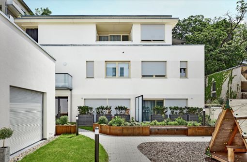 Blick auf die drei reihenhausartigen Wohneinheiten mit Garten und Loggia im  Innenhof des Umgebauten Gebäudekomplexes in der Urbanstraße Stuttgart. Foto: Dietmar Strauss/Plan Forward