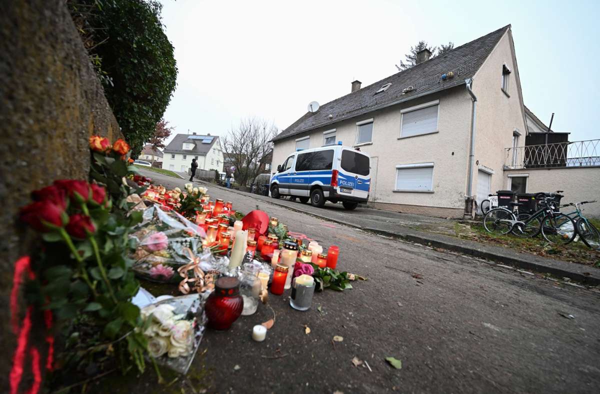 Blumen und Kerzen am Tatort – solche Bilder wiederholen sich. Foto: dpa/Bernd Weißbrod