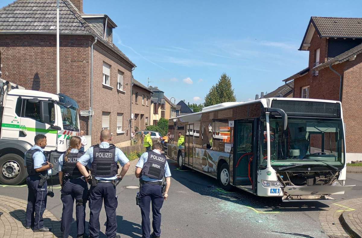 Bornheim in Nordrhein-Westfalen: Neun Kinder bei Unfall mit Schulbus verletzt