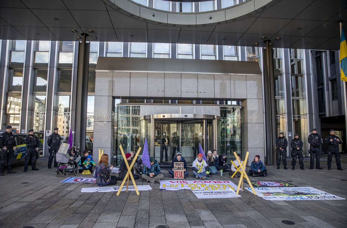 Düsseldorf: Klima-Aktivisten kleben sich an NRW-Innenministerium fest