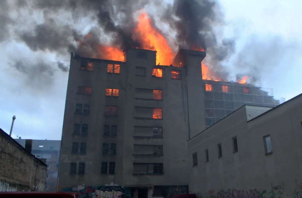 Mannheim: Brennendes Gewerbegebäude droht einzustürzen