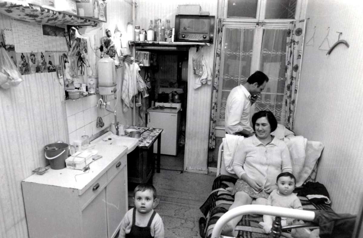 Küche, Ess-, Wohn- und Schlafzimmer in einem: Eine italienische Gastarbeiter-Familie Mitte der 60er-Jahre. Foto: Erika Sulzer-Kleinemeier