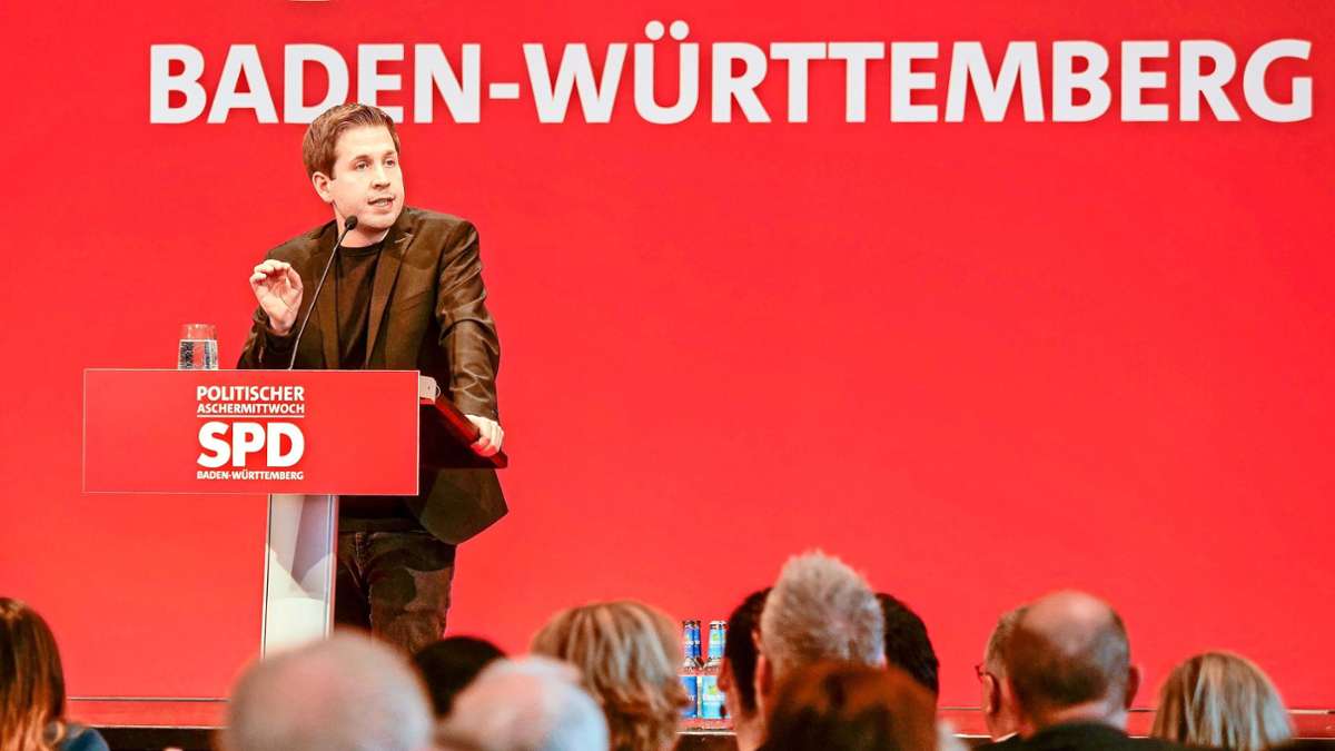 Kevin Kühnert warnt leidenschaftlich vor der Gefahr für die Demokratie durch die extreme Rechte und erntet von den SPD-Mitgliedern jubelnde Standing-Ovations.