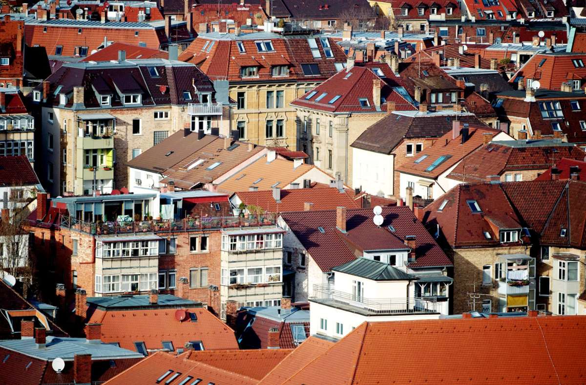 In Baden-Württemberg werden wieder mehr Wohnungen gebaut. Im Bild zu sehen sind Häuser in Stuttgart. (Archivbild) Foto: dpa/Marijan Murat