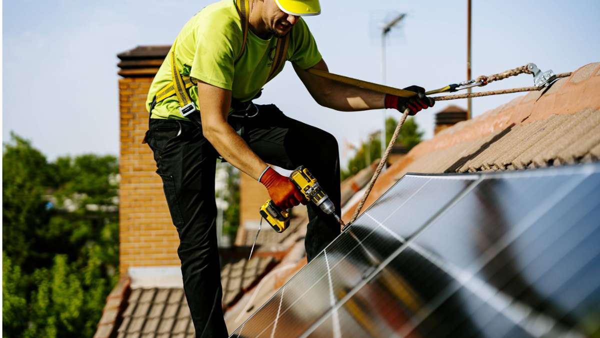 Wärmepumpen und Solaranlagen: Jobs  auf die es in der Energiewende ankommt –  und wie viel man verdient