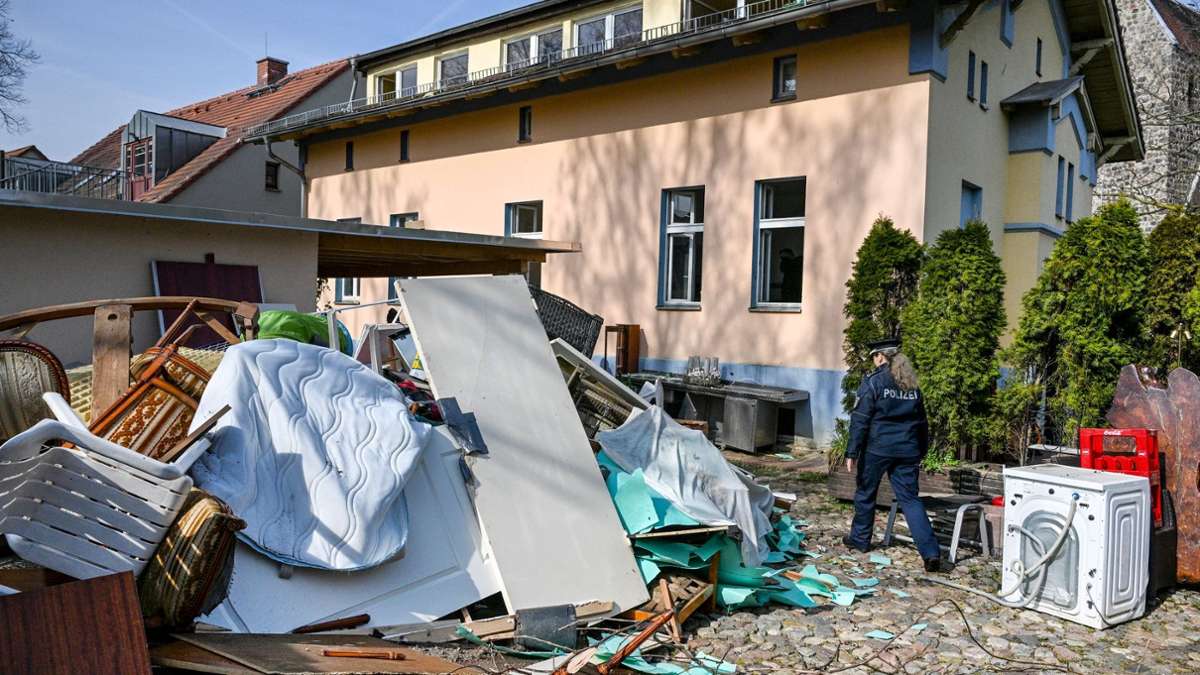 Berlin: Mit Ramme und 130 Polizisten - Clan-Villa an Staat übergeben