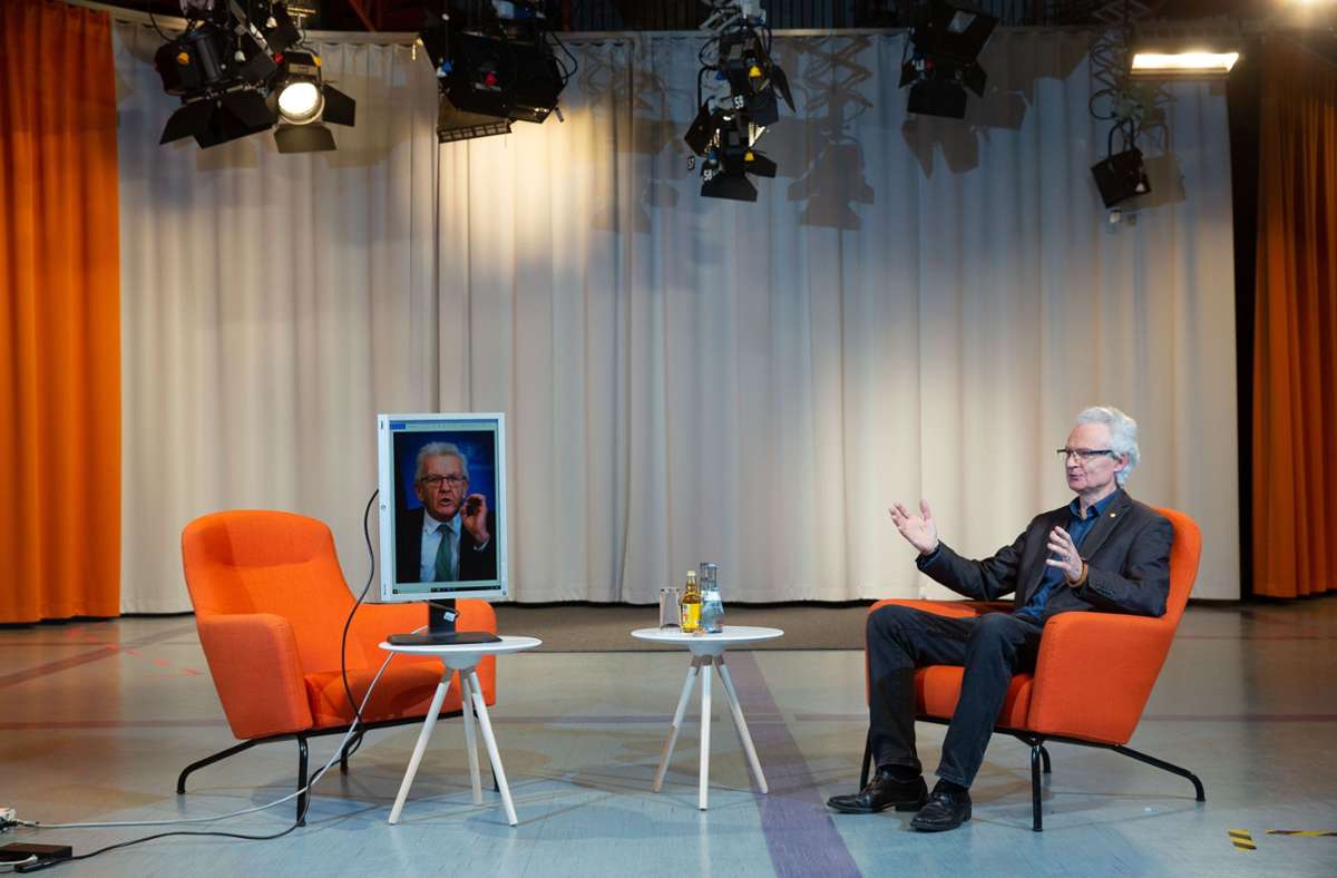 Nur per Videoschalte konnte Ministerpräsident Winfried Kretschmann mit dem Polizeidekan Georg Hug ins Gespräch kommen.