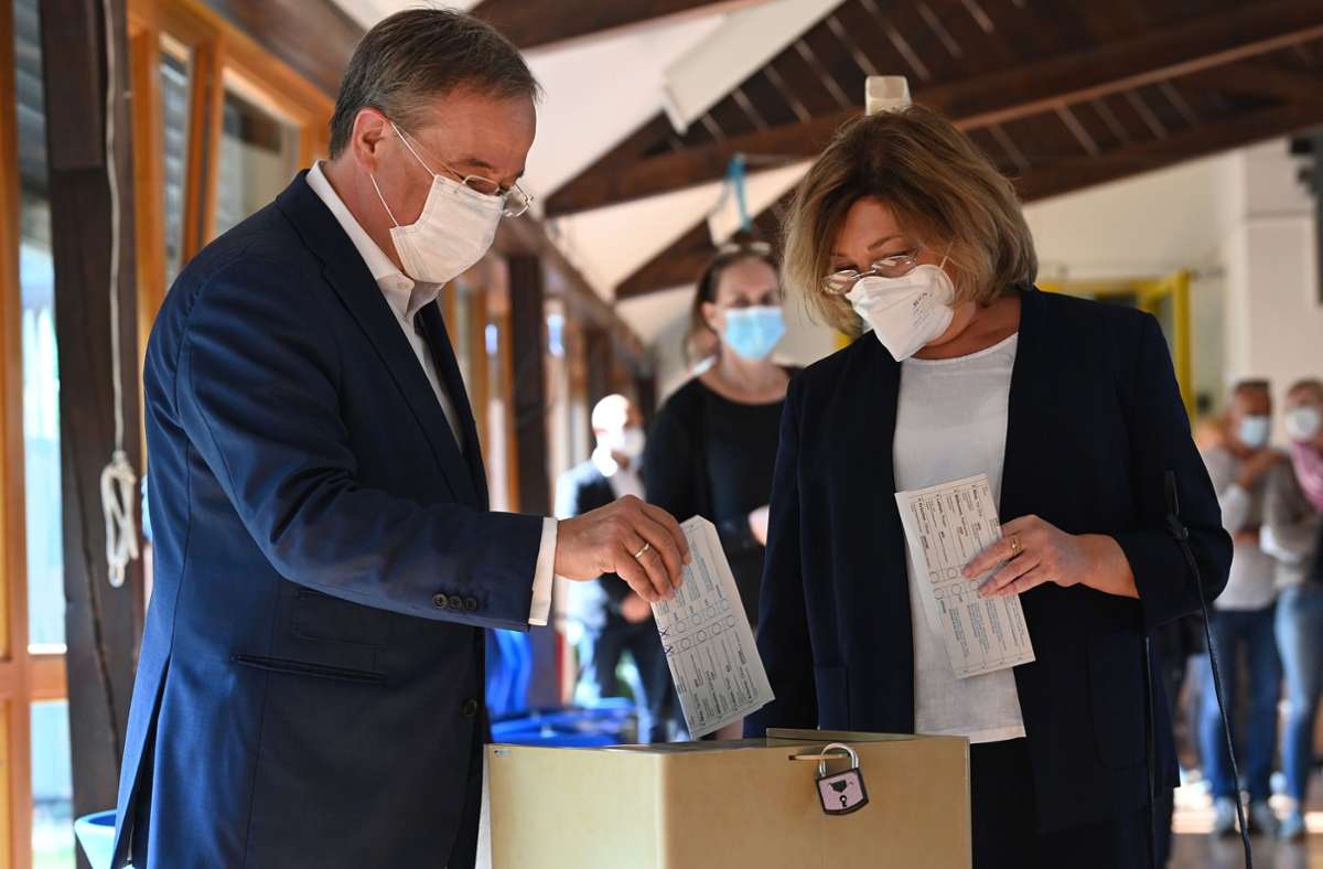 Fehler bei der Stimmabgabe: Armin Laschet faltet Stimmzettel falsch
