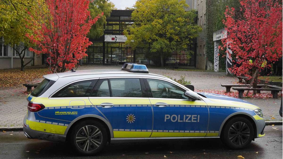 Die Polizei sperrt das Hegel-Gymnasium in Stuttgart-Vaihingen ab.