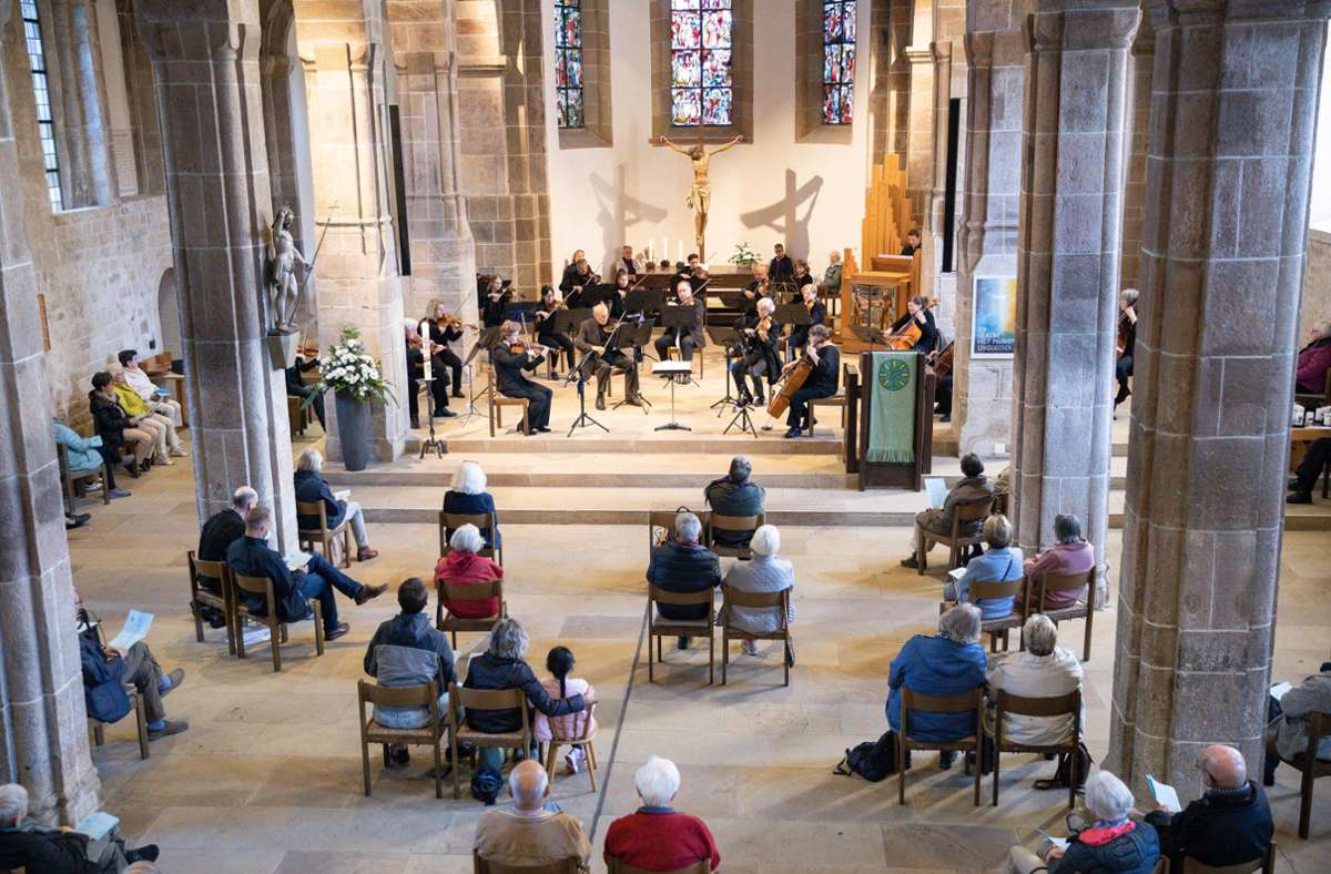 Pandemiebedingt spielt das Stiftshoforchester in der Martinskirche in einer kleineren Besetzung. Foto: Stefanie Schlecht/Stefanie Schlecht